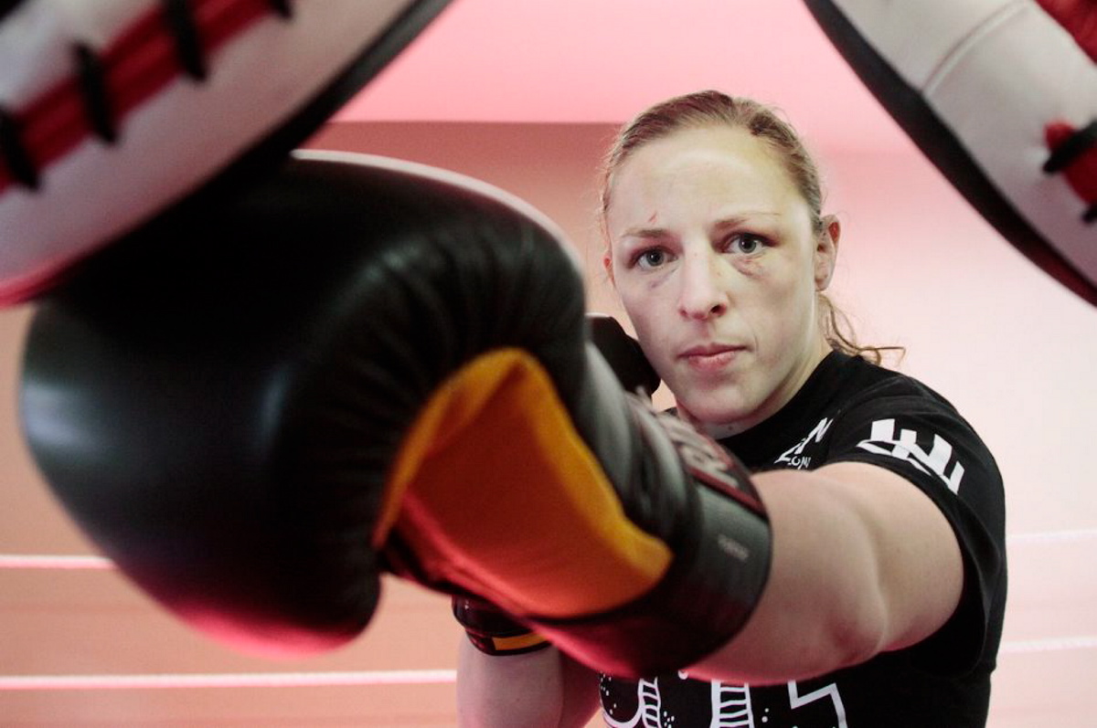Sarah Kaufman of Victoria wins in MMA comeback - Victoria Times Colonist