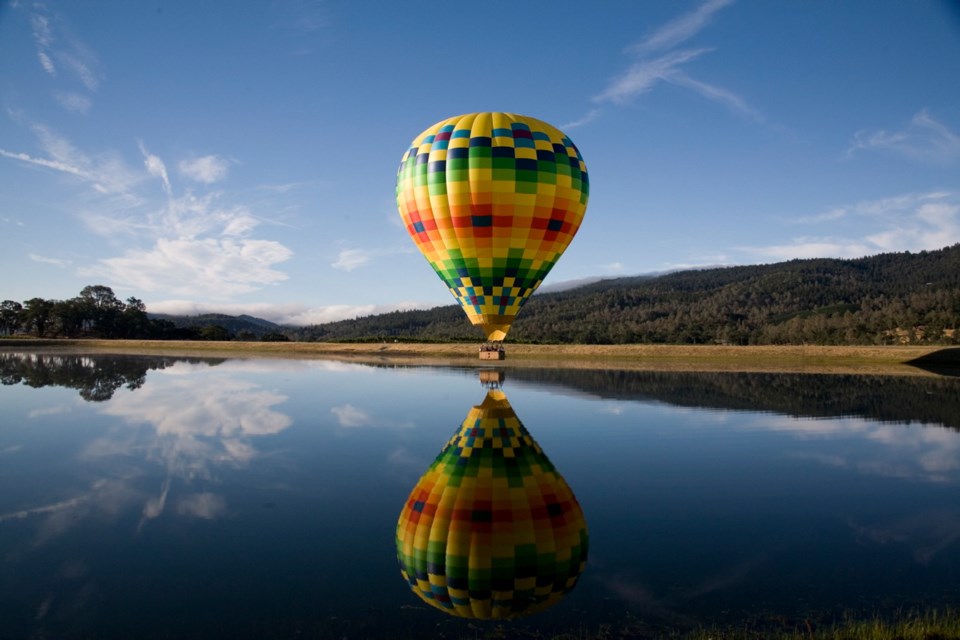 Napa Valley Aloft provides visitors with a thrilling hot air balloon ride over the Mayacamas Mountain Range and vineyards.