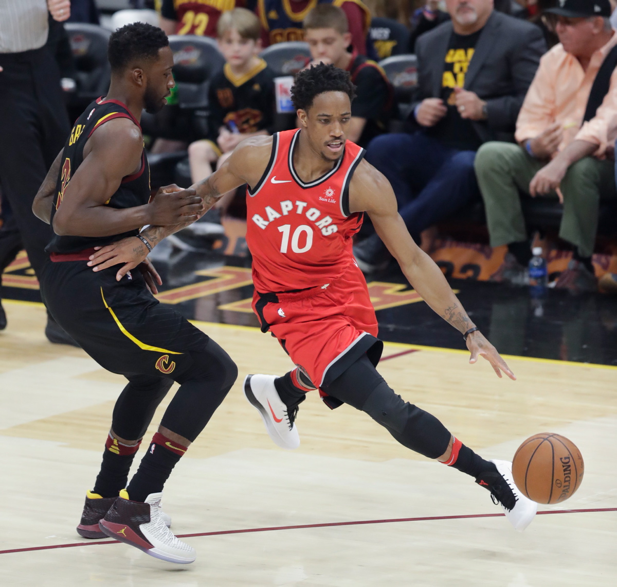 DeMar DeRozan staying with Raptors