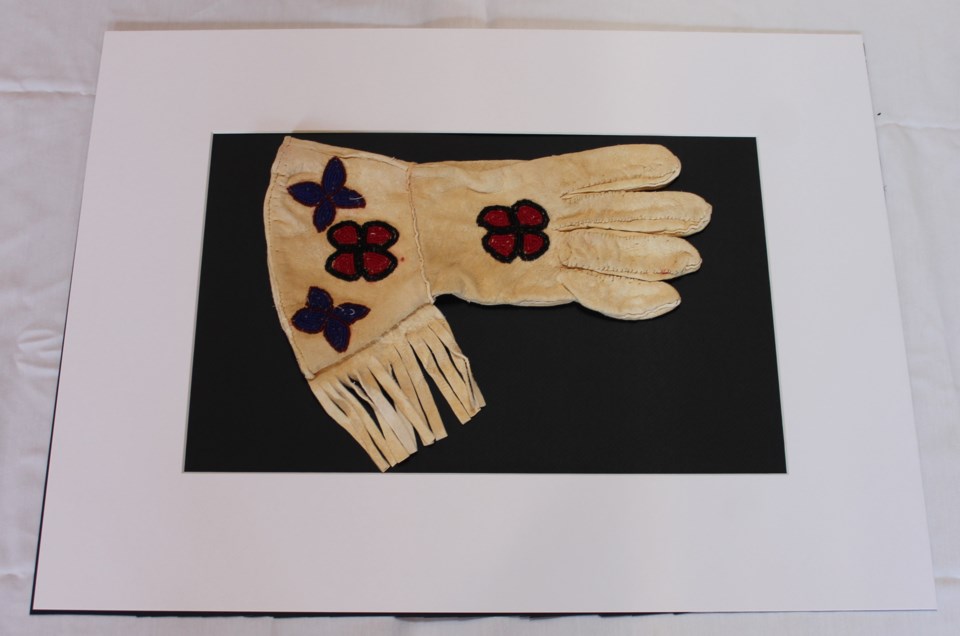 Gramma Aloo glove