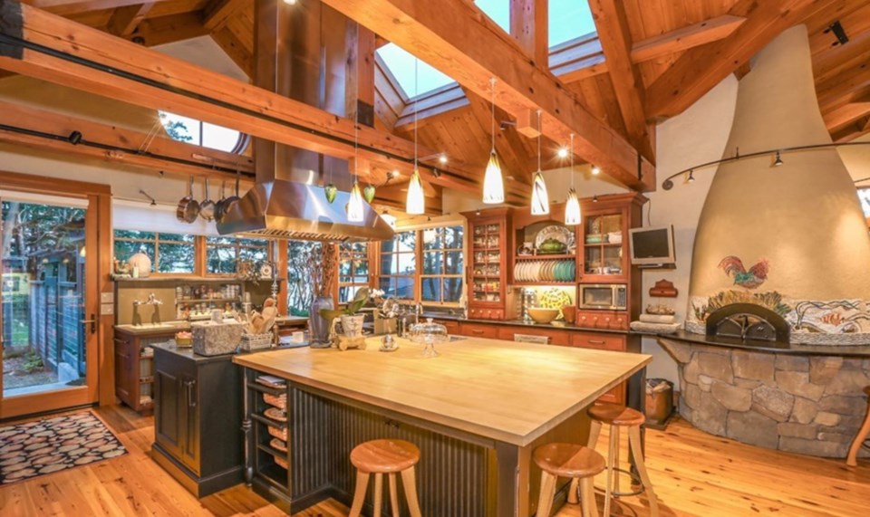 Oprah Orcas house kitchen