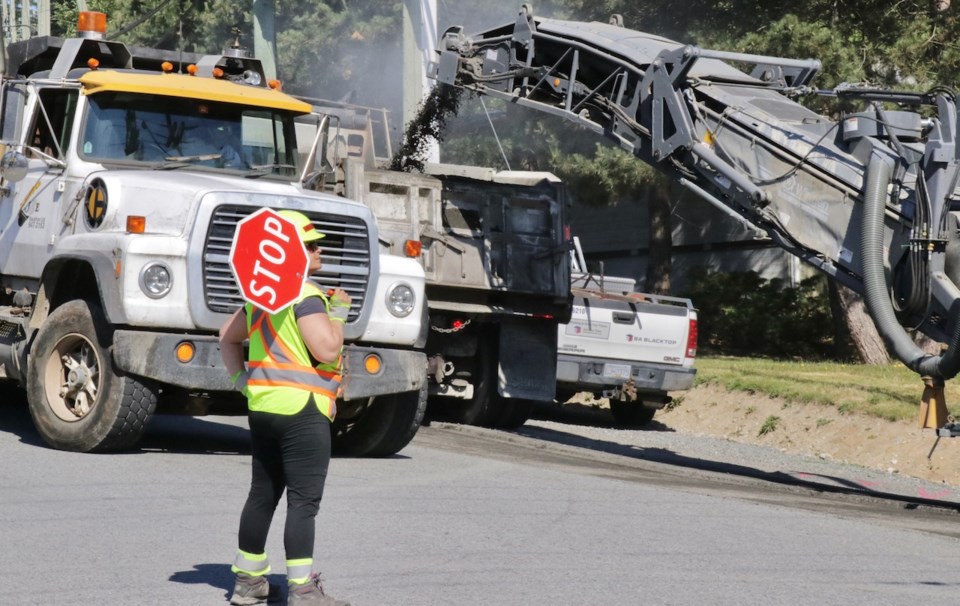 Pouring asphalt