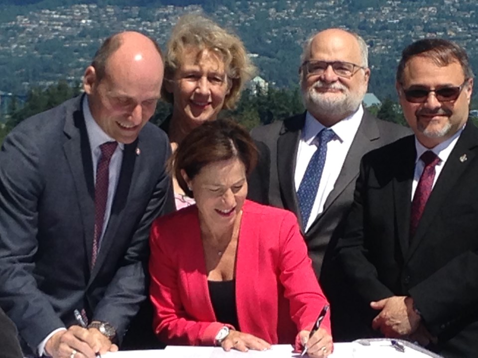 Jean-Yves Duclos and Selina Robinson sign bilateral housing agreement