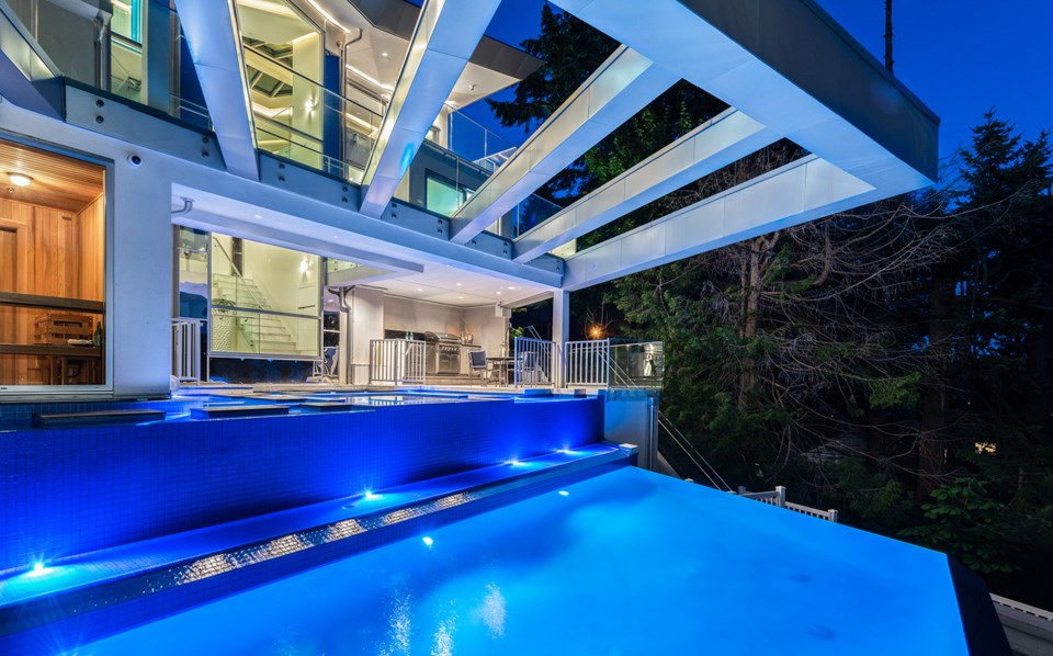 4580-Marine-Drive-West-Vancouver-pool