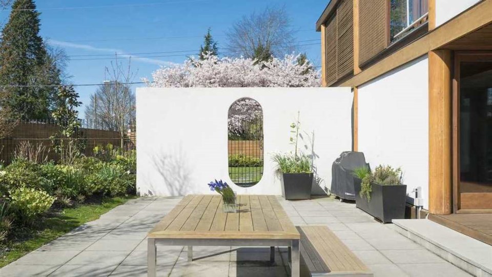 Erickson Hwang house patio