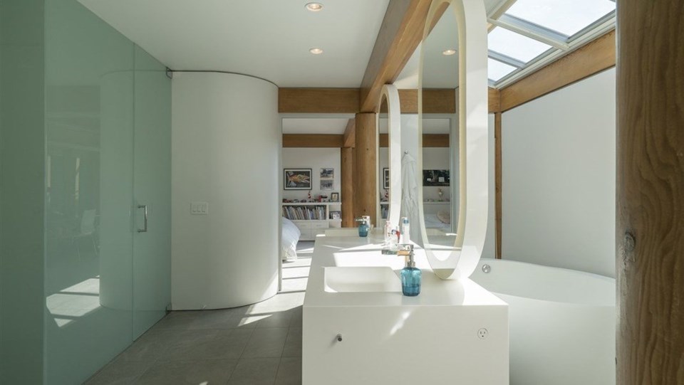 Erickson Hwang house master bathroom