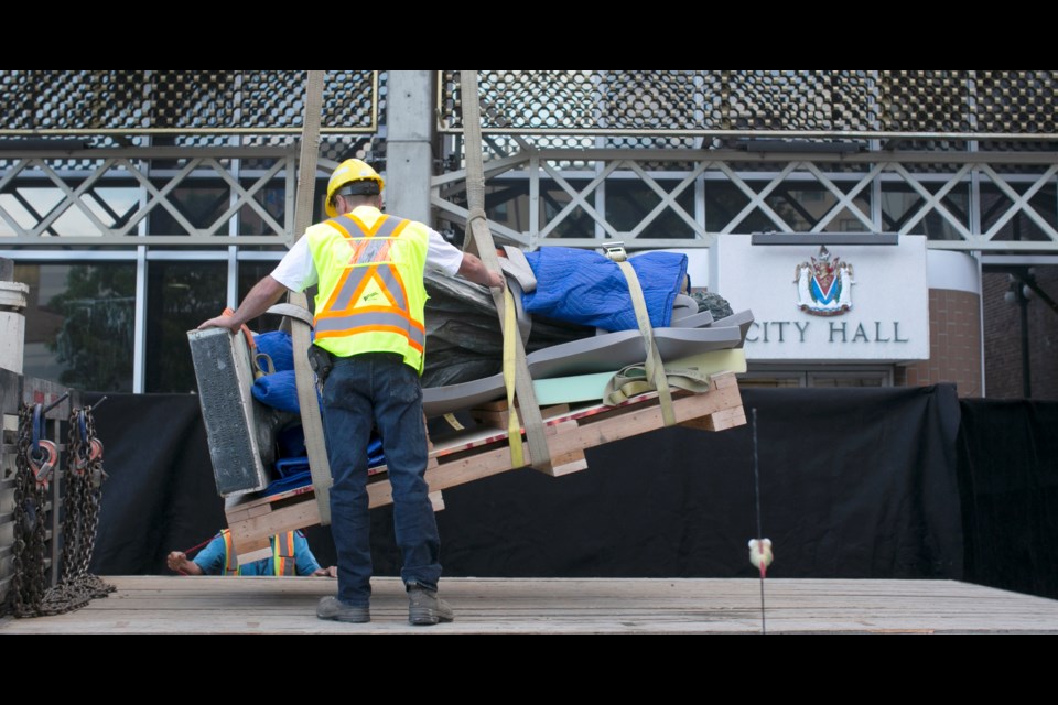 The statue is lowered onto a truck
