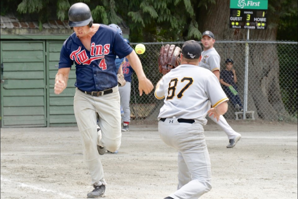 In Sunday's first semi-final, the Twins and the Cruisers battled it out to play for the championship. The Twins were last year's tournament winners.