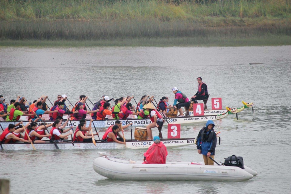 Paddlers get ready to race. Photo: Alyse Kotyk