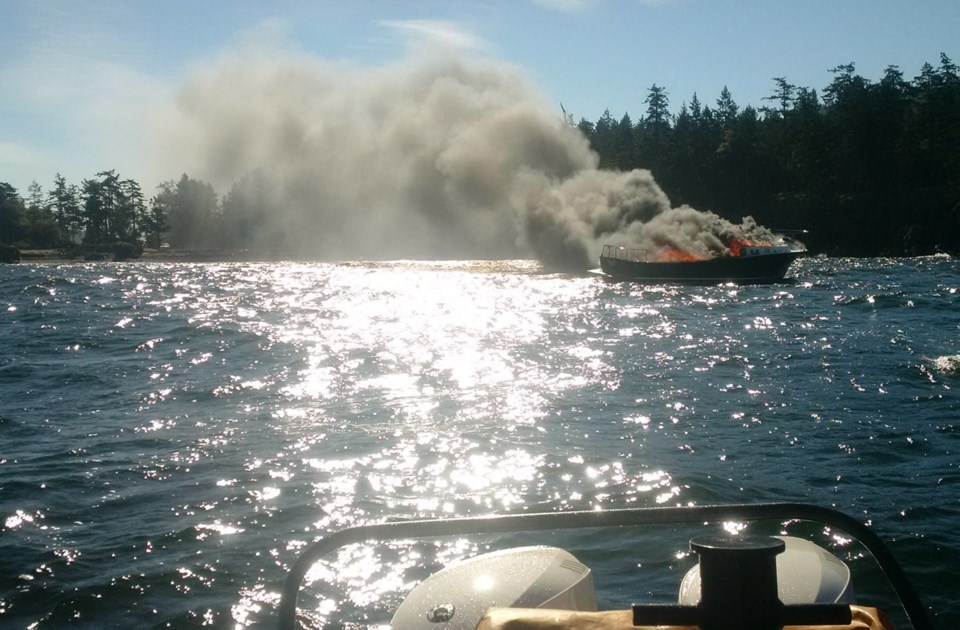 Boat fire19003947.jpg