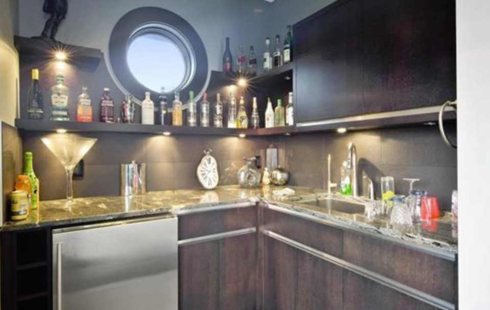 Okanagan Valley mansion wet bar