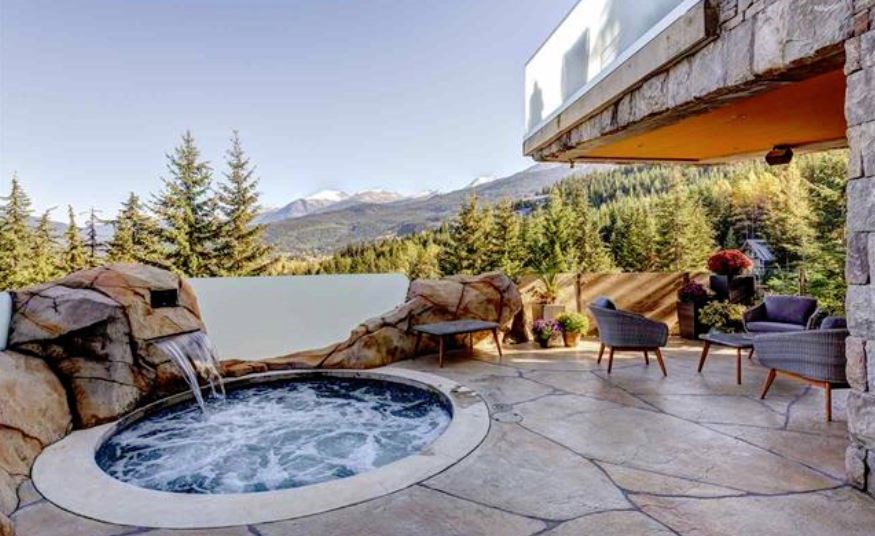 Whistler cliff mansion hot tub