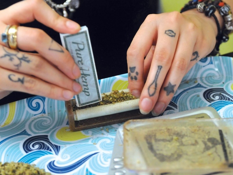 cannabis joint rolling