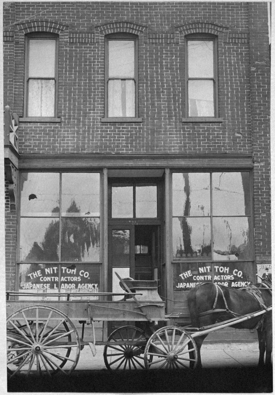 439-441 Powell Street in 1907. Photo courtesy Library and Archives Canada