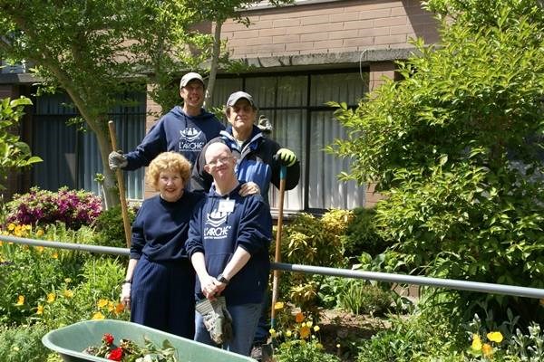 neighbuors helping neeighbours
