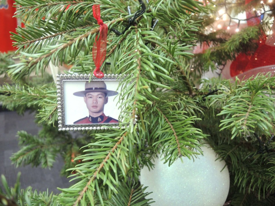 Richmond RCMP Christmas tree sparks memories for members_3