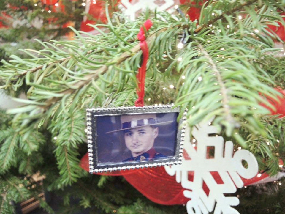 Richmond RCMP Christmas tree sparks memories for members_4