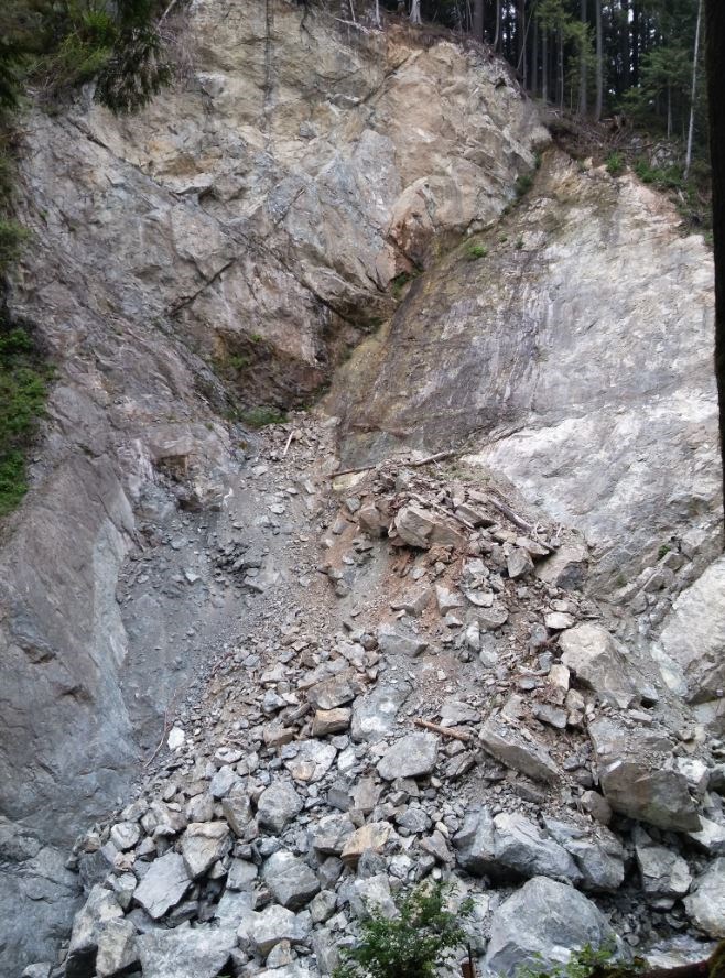The December 2014 rockslide visible from the Fisherman’s Trail at junction with Bridle Trail. Photo