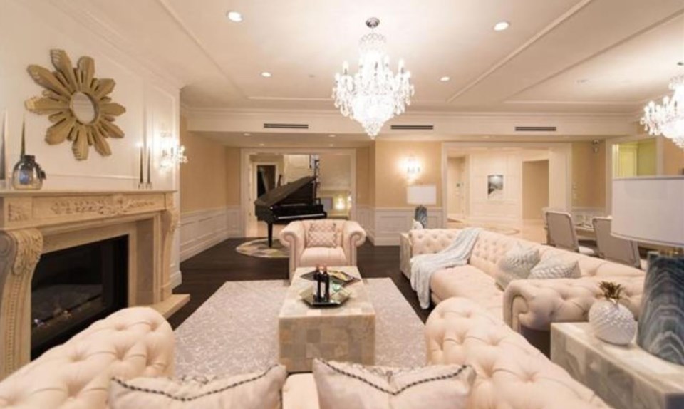 $18-6m West Van mansion living room