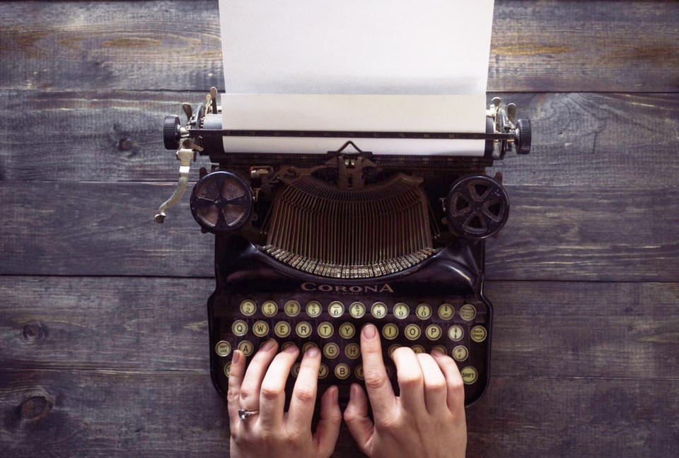 hands on typewriter
