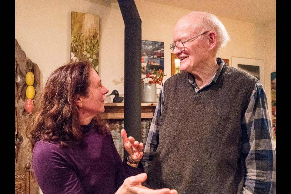 Pam Matthews and Grant Scott chat during the Bowen/Nexwlélexm Marine Conservation Atlas meeting last Saturday.