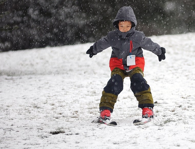 kid on skis