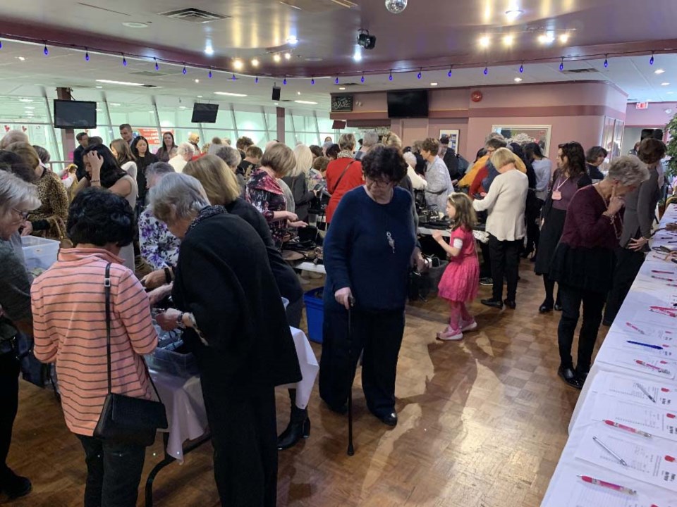 Richmond ladies' purse power raises $8,000 for girls in sports_2