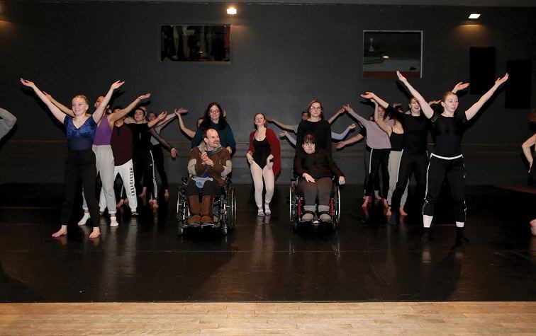 wheelchairs-dance.15_214201.jpg