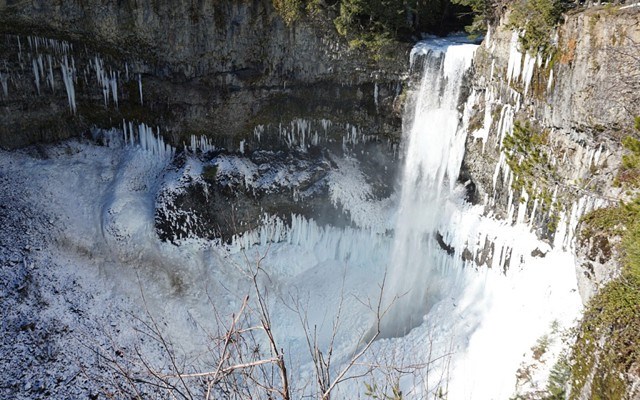 BEAUTY AND THE BEAST Brandywine Falls and other provincial parks provide spectacular views and easy