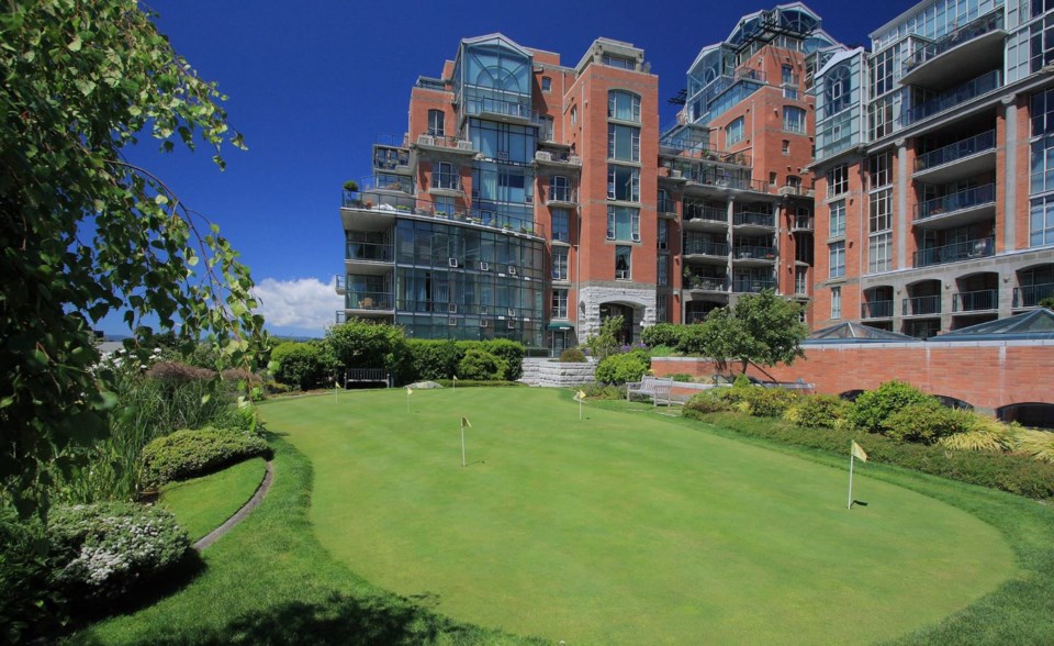 Victoria penthouse golf green