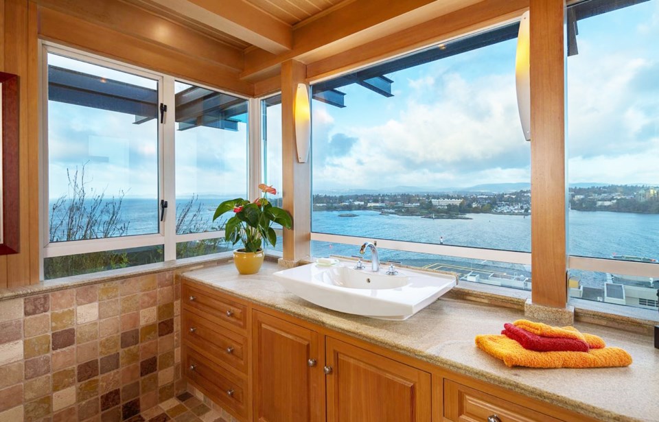 Victoria penthouse bathroom