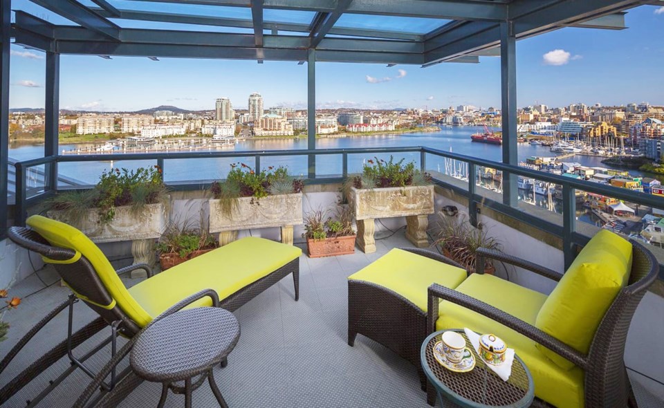 Victoria penthouse covered terrace