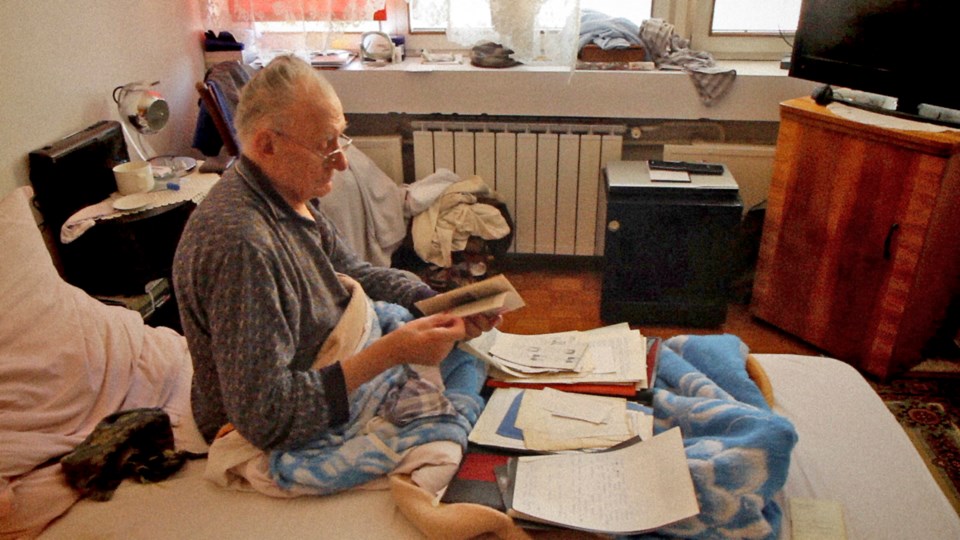 Over the course of 15 years, documentary filmmaker Bojan Bodružić returned to his home in Sarajevo s