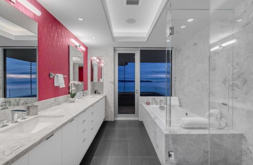 Calvano house West Vancouver master ensuite