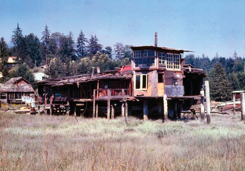 Helen Simpson’s house at low tide on the mudflats on the north shore of Burrard Inlet in 1971.