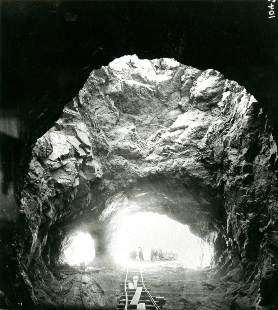 Shot between 1910 and 1912, this photo shows the tunnels expansion phase, in which 53 workers died.