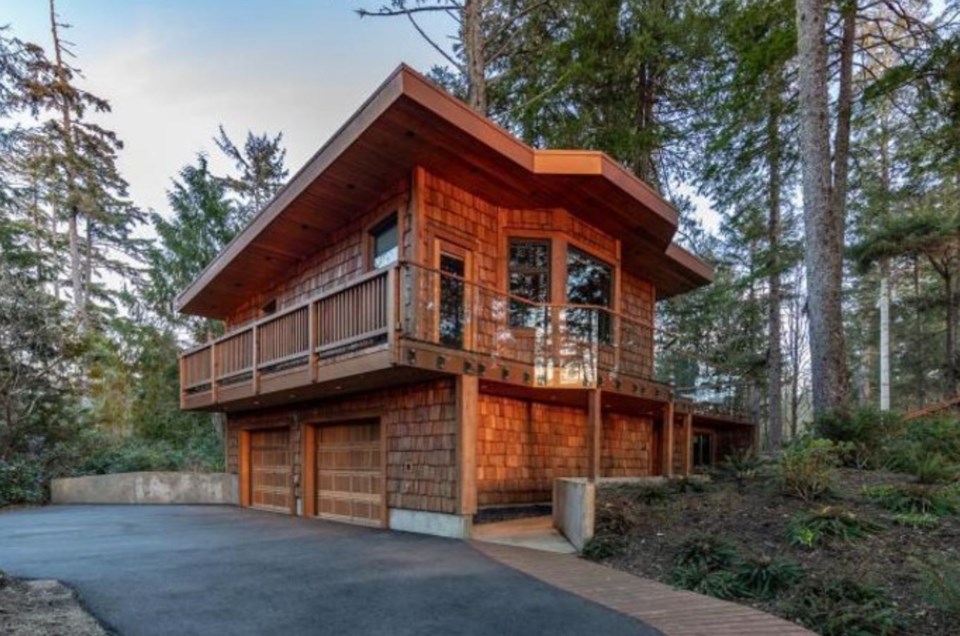 Tofino Chesterman Beach house guest house garage