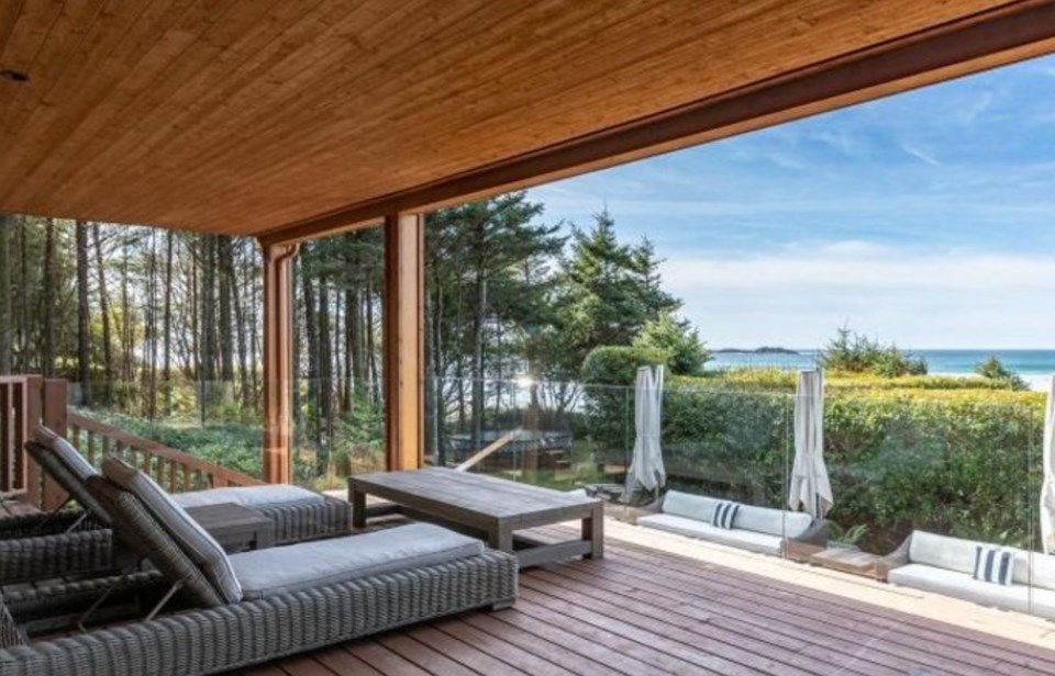 Tofino beach house lower deck