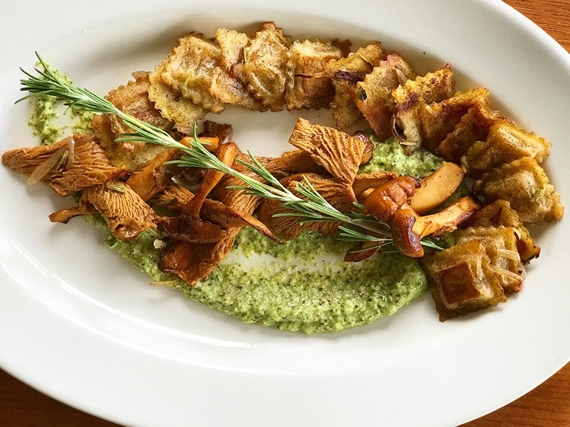 Yucca and chanterelle dough ravioli