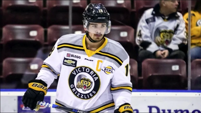 Alex Newhook of the Victoria Grizzlies.