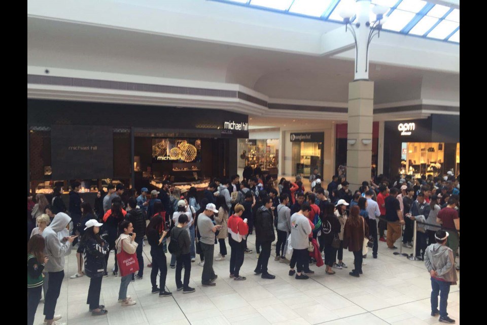 Hundreds Of Richmondites Lined Up For Uniqlo Clothes Richmond News