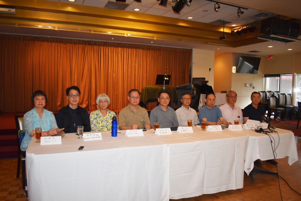 A group of Hong Kong Canadians held a panel discussion to express opposition over the extradition law. Richard Lee(the forth from the left), Chak Au(the fifth from the left) and Victor Ho( the third from the right).