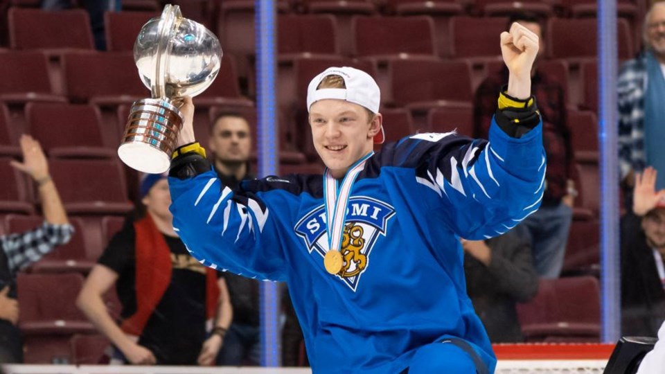 Toni Utunen celebrates his gold medal win at 2019 World Junior Championships.