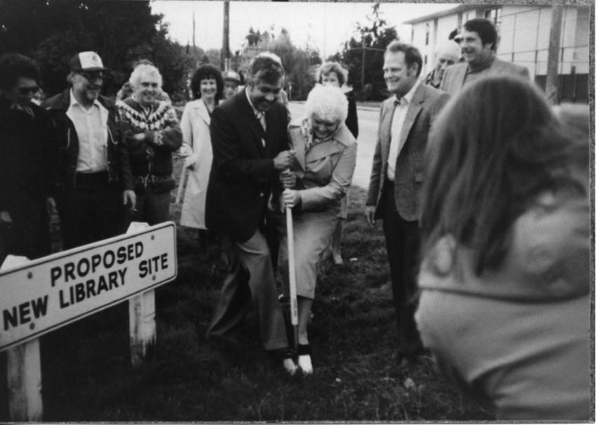 Betty Fox and mayor Len Traboulay turn the sod at the new Terry Fox Library in 1983.