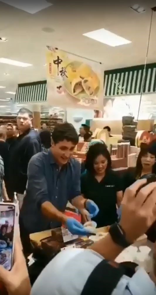 Prime minister gave out mooncakes in Richmond_0