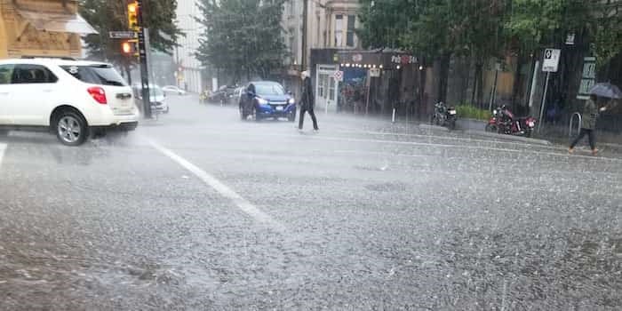 Weather watchers across the city captured the downpour on their phones. Photo: @lightanddark123 / Tw