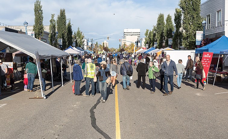 Hundreds of people checked out the exhibitors and vendors that lined 3rd Avenue on Saturday during the first Downtown Fallfest. Citizen Photo by James Doyle