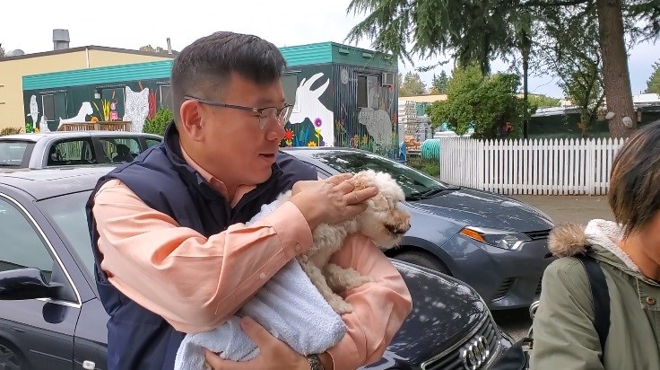 Kenny Chiu reunites with dog after home invasion_0