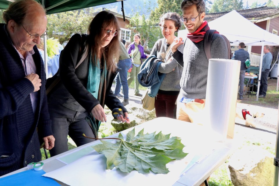 Hans-Christian Behm (left) and Leslie Stubbs (middle left) examine the winner