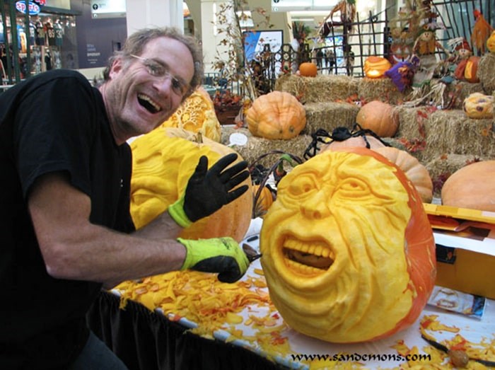 pumpkin sculptor